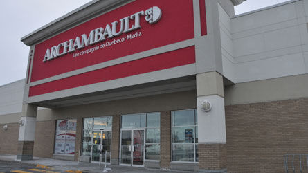 Des cambrioleurs ont dérobé des guitares valant plusieurs milliers de dollars, tôt lundi, dans le magasin Archambault du méga-centre Sainte-Dorothée.