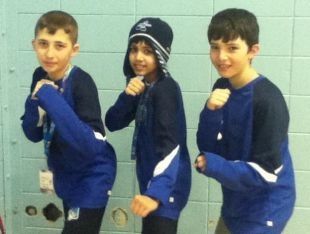 Ali Camkiran, à droite, et Arsh Jassi, au centre, ont donné à Laval leur 7e et 8e médaille des jeux du Québec. À gauche, Hasan Camkiran, qui s'est incliné en demi-finale, complète le trio.