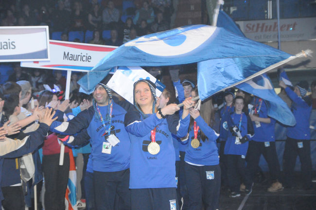 Laurie St-Georges, médaillée d'or en curling et porte-drapeau pour la délégation lavalloise lors de la cérémonie de clôture.
