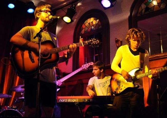 Des membres de The Bright Road, de gauche à droite: Philippe Garceau (voix & guitare), Gabriel Desjardins (claviers), David Brisson (guitare).