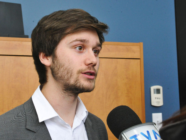 Léo Bureau-Blouin a rencontré une vingtaine de citoyens au cours d'un événement public durant lequel aucune perturbation n'a eu lieu.