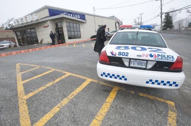 <p>La boutique Telus du boulevard des Laurentides a été braquée en fin d'avant-midi à Laval le 15 mars 2013. AGENCE QMI / ALARIE PHOTOS
