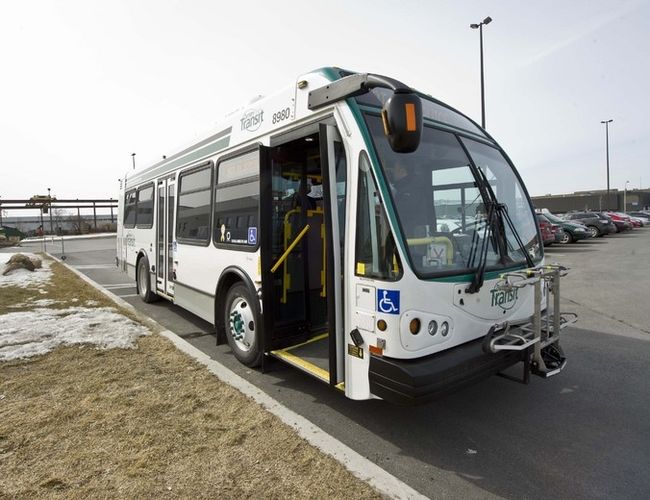 Le minibus E-Z Rider de la compagnie américaine Eldorado National était en démonstration, lundi au terminus Cartier à Laval.