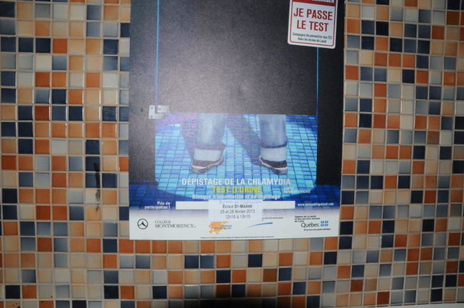 Affiche pour la campagne Je Passe le Test, qui offre des tests de dépistage de la chlamydia gratuits aux jeunes de 15-29 ans, à l'école secondaire Saint-Maxime.