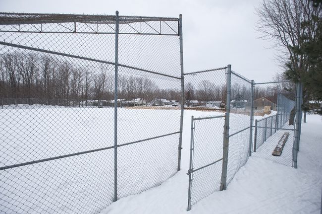 La présidente de la CSDL est «surprise» de la décision de la Ville de lui donner ce terrain de baseball, situé derrière l’école L’Orée-des-Bois, afin de construire une expansion de l’institution.