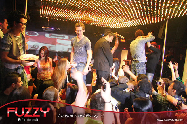 Le Conseil d’éthique de l’industrie québécoise des boissons alcooliques critique les bars qui font de la pub de nature sexuelle ou qui cible les jeunes. Parmi les établissements dénoncés, l'ancien Fuzzy de Laval pour ses concours douteux.