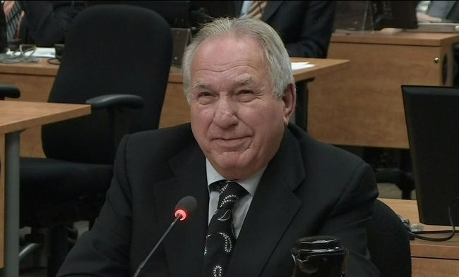 Bernard Trépanier a travaillé à l'organisation de plusieurs campagnes électorales, dans de nombreuses municipalités, dont à Laval en 1989.