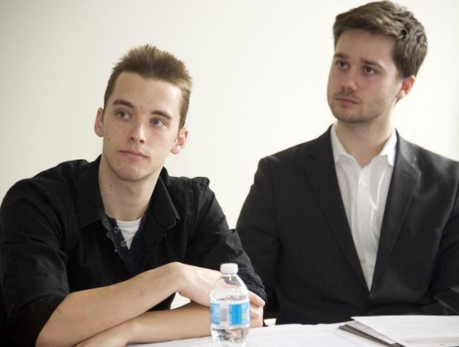 De gauche à droite: Daniel Béliveau et Léo Bureau-Blouin, les deux présidents d'honneur du Mois de l'autisme à Laval.