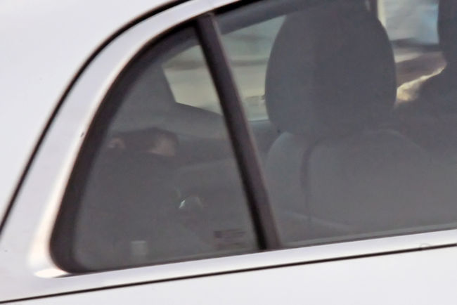 <p>À la suite de sa libération, le garde du corps de Raynald Desjardins, Jonathan Mignacca, est sorti en douce du Palais de justice de Laval en prenant bien soins de dissimuler son visage, lundi, le 14 novembre 2011.</p><p>