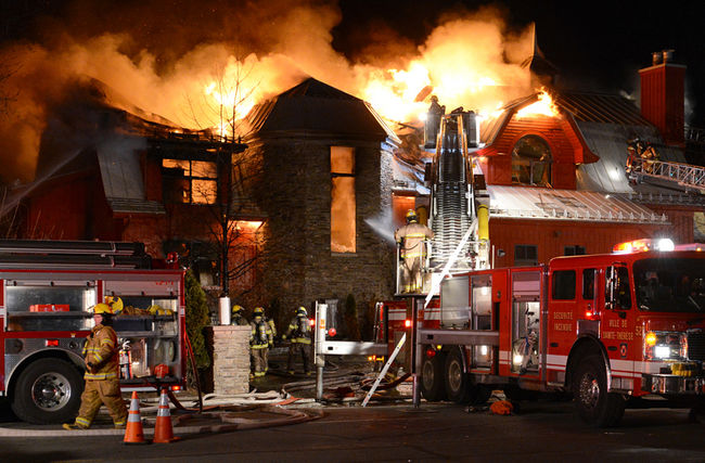 Le violent incendie du spa Le Finlandais, à Rosemère, a causé la fermeture complète du boulevard Curé-Labelle aux abords du pont Marius-Dufresne.