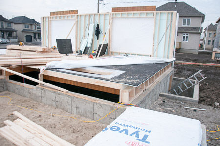 La mort d’un travailleur, sur un chantier de Laval en décembre dernier, est attribuable à des carences dans la gestion de la sécurité à l’égard des chutes, explique le rapport de la CSST.