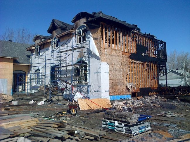Les dommages de l'incendie sont estimés à 215 000 $ pour cette maison en construction du secteur Saint-François.