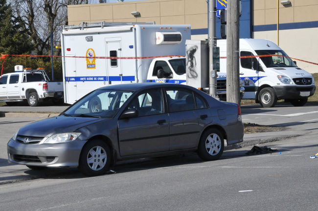 <p>Un piéton de 74 ans se trouve dans un état critique après avoir été sévèrement heurté en milieu d’après-midi le lundi 15 avril 2013, alors qu’il traversait le boulevard Dagenais à Fabreville.</p><p>SYLVAIN DENIS/AGENCE QMI