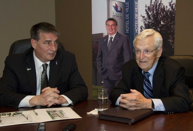 Claude Béland prononcera une conférence sur sa vision des villes du 21e siècle le 28 mai à Laval. Le conférencier, à droite, pose en compagnie de Robert Bordeleau, le chef du PSC.