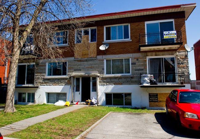 Un logement du sous-sol de cet immeuble locatif situé au 123, rue Conrad, à Laval-des-Rapides, a été la proie des flammes dans la nuit de samedi à dimanche, le 21 avril.