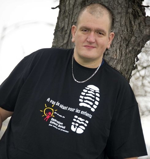 Martin Paquette, du haut de ses 7 pieds 3 pouces, organise des marches pour Opération Enfant Soleil, À pas de géants pour les enfants