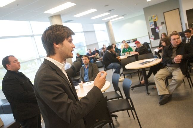 Léo Bureau-Blouin a profité de la première journée de la tournée Destination 2030, à Laval, pour rencontrer des jeunes entrepreneurs, des élèves de niveau secondaire, des intervenants jeunesse et le grand public.