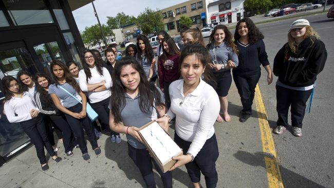 Des élèves de Mont-de-La Salle se sont réunis mardi le 28 mai afin d'envoyer 1 280 cartes postales au ministre de la Sécurité Publique Vic Toews, dans le but d'empêcher la déportation de deux de leurs collègues et leur famille.