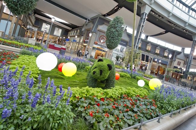 Le jardin du Carrefour Laval est un nouvel espace créé en 2009 lors de travaux d’envergure. «Pour nous, la meilleure expérience de magasinage passe forcément par un décor et une ambiance exceptionnelle», explique Martin Duguay, directeur général du centre commercial.
