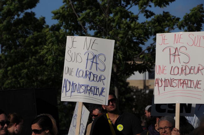 <p>Les employés des loisirs de la Ville de Laval ont manifesté en marge de la séance du conseil municipal du lundi 3 juin 2013 pour souligner la lenteur des négociations dans le cadre du renouvellement de leur convention collective. CÉDÉRICK CARON/L'ÉCHO DE LAVAL/AGENCE QMI