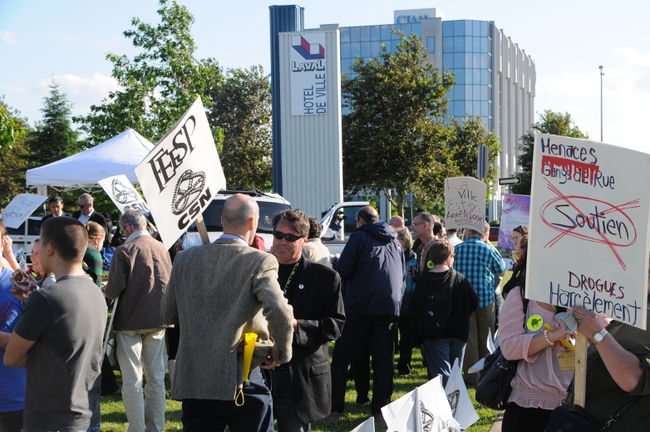Les employés de loisirs de la Ville de Laval ont manifesté à l’extérieur de l’hôtel de ville en marge de la séance du conseil municipal du juin. Le syndicat des travailleuses et travailleurs en loisirs de la Ville de Laval (STTLVL), qui représente près de 900 employés, tenait à dénoncer la lenteur des négociations.