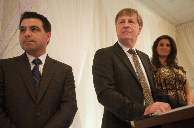 Le nouveau chef du ML, Marc Demers, entouré du président du parti, David De Cotis, et de l’ex-candidate à la mairie, Lydia Aboulian, a défendu la légalité de sa candidature.