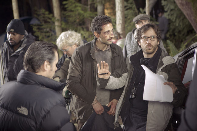 Michael Greenspan, un réalisateur originaire de Chomedey, sur le plateau de tournage de son film Wrecked mettant en vedette Adrian Brody.