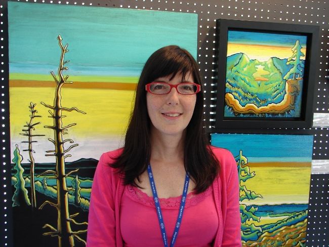 <p>L'artiste originaire de Chomedey Sophie Lapointe et trois toiles lors d'une exposition aux États-Unis en janvier 2013. PHOTO COURTOISIE