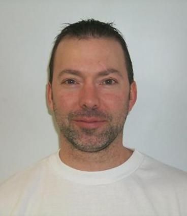 Plus de quatre mois après l’évasion de Maxime Guillemette, un ex-Hells Angels reconnu coupable de meurtre en 2002, la Sûreté du Québec tente de relancer l’enquête pour le retracer.
