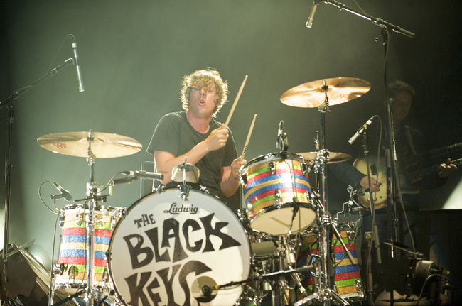 The Black Keys ont offert 20 de leurs meilleurs succès à une foule d'environ 8 500 festivaliers réunis à l'Espace Montmorency, dans la cadre du Mondial Loto-Québec de Laval, vendredi 5 juillet.