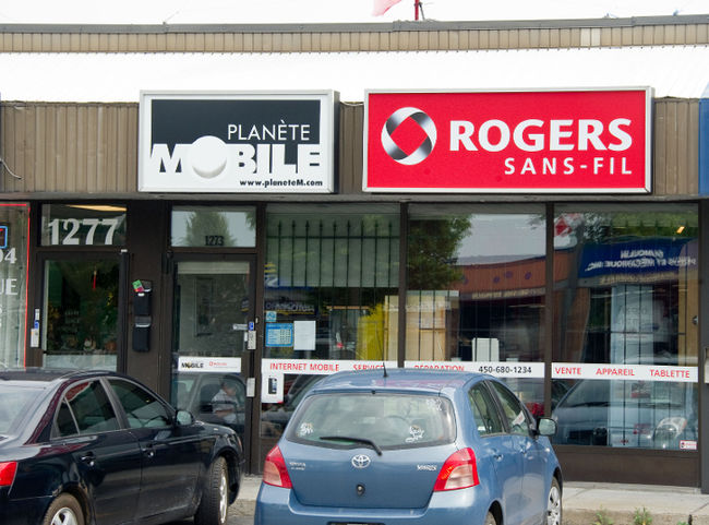 Vers 15 h 30, mardi après-midi, deux suspects armés ont dérobé de l’argent et une cinquantaine de téléphones cellulaires dans ce magasin Planète Mobile de Chomedey.