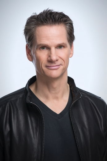<p>Célébrant ses 20 ans de carrière comme humoriste québécois accompli, François Morency sera de passage à Laval en août afin de présenter son nouveau spectacle <I>Furieusement Calme<I>. Un spectacle qui abordera principalement la peur, vue au travers de son propre vécu. PHOTO COURTOISIE/L'ÉCHO DE LAVAL/AGENCE QMI