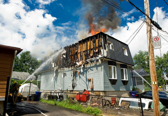 Une soixantaine de plants de cannabis se trouvaient au sous-sol de cette résidence incendiée du 1050 9e avenue, à Fabreville. Un suspect a été arrêté. Le bâtiment est considéré comme une perte totale.