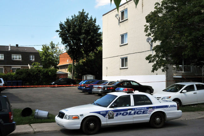 La lame du couteau se trouvait encore dans le cou de la victime lorsque celle-ci a été transporté à l'hôpital.