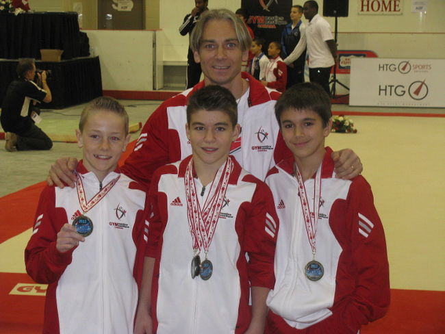 Laurent Gosselin-Paradis, William Émard et Olivier Menezes-Thibault ont fait belle figure aux Championnats canadiens. On les voit ici avec leur entraîneur, Adrian Balan. 