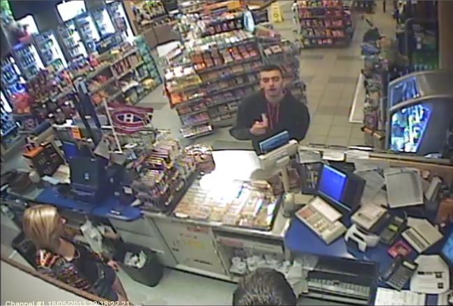 La police de Laval est à la recherche de cet individu en lien avec un vol qualifié survenu le 4 juin dernier.