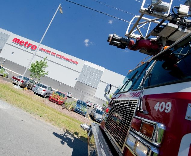 Une vingtaine de pompiers se sont afférés à ventiler l'entrepôt afin de réduire la concentration d'ammoniac dans l'air.
