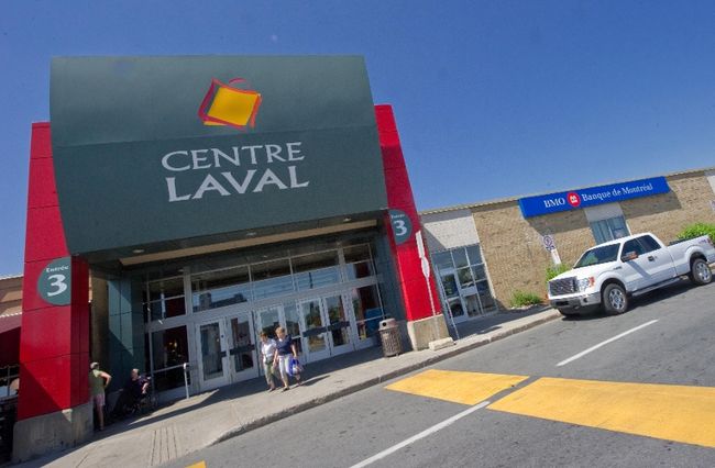Le suspect a pris la fuite à pieds avec une centaine de dollars dans son sac.
