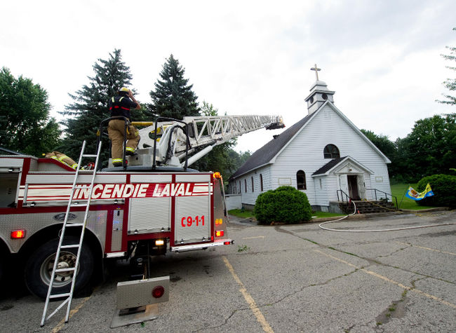 Une petite église sur l’île Bigras, à Laval, a été la proie des flammes en début de soirée mercredi. La foudre pourrait avoir causé l’incendie.