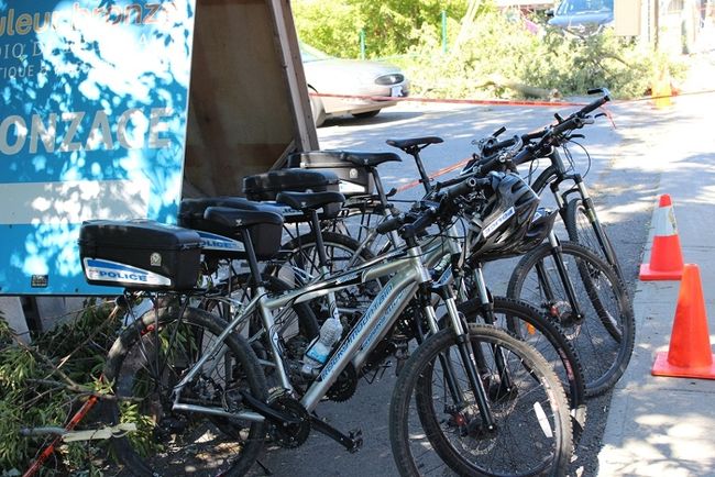 La police de Laval était aux aguets, ce week-end, pour prévenir les introductions par effraction là où les systèmes d'alarme étaient rendus inutilisables en raison des pannes d'électricité. La patrouille à vélo a été parmi les unités en poste pour faire des rondes dans les secteurs touchés.