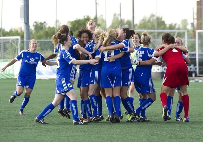 Les Comètes célèbrent leur championnat de la conférence Centrale. L'équipe s'envolera maintenant pour la Floride, jeudi, pour y disputer le tournoi Final Four de la W-League.