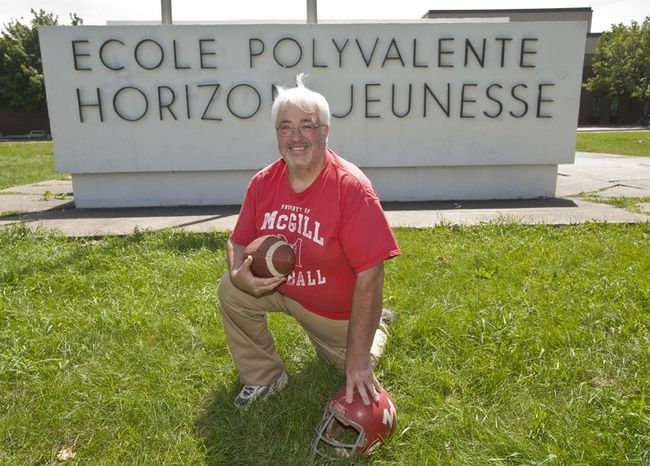 Michel Cantin, photographié ici devant l'école où il enseigne et où il coordonne le nouveau programme de football scolaire, a annoncé dimanche soir qu'il quittait le Parti au service du citoyen, qu'il devait représenter lors des prochaines élections municipales.