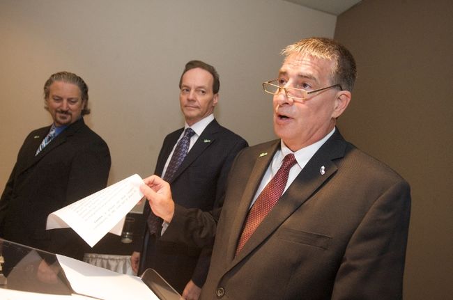 Eric Heuser (à gauche) et Daniel Doyon (au centre) sont ravis de joindre la formation politique de Robert Bordeleau (à droite).