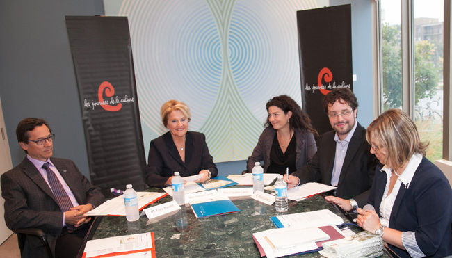 <p>De gauche à droite: Guy Picard, directeur général de la Société de transport de Laval (STL), Jocelyne Guertin, membre du conseil exécutif de la Ville de Laval et marraine d'honneur des Journées de la culture, Benôit Lamarre et Claudine Cantin, du Bureau des arts et de la culture de Laval, et Marie-Céline Bourgault, directrice des communications et marketing de la STL, au dévoilement de la programmation des Journées de la culture 2013 de Laval. ALARIE PHOTOS/L'ÉCHO DE LAVAL/AGENCE QMI