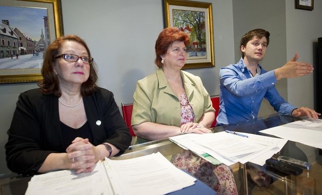 Autant Suzanne Proulx, députée de Sainte-Rose, que Léo Bureau-Blouin, député de Laval-des-Rapides, accompagnés sur la photo par la ministre Nicole Léger au centre, appuient le projet de Charte des valeurs québécoises présenté par leur gouvernement.