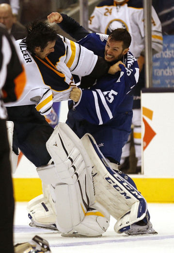 Le gardien lavallois des Maple Leafs de Toronto, Jonathan Bernier,  a jeté les gants devant son homologue des Sabres de Buffalo, Ryan Miller, est l’un des rares portiers à avoir utilisé cette bonne vieille tactique.