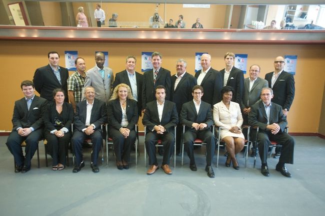 L'agent officiel du NPL, Rico Farrant, a quitté le parti il y a une dizaine de jours. Sur la photo : 17 des candidats du parti.