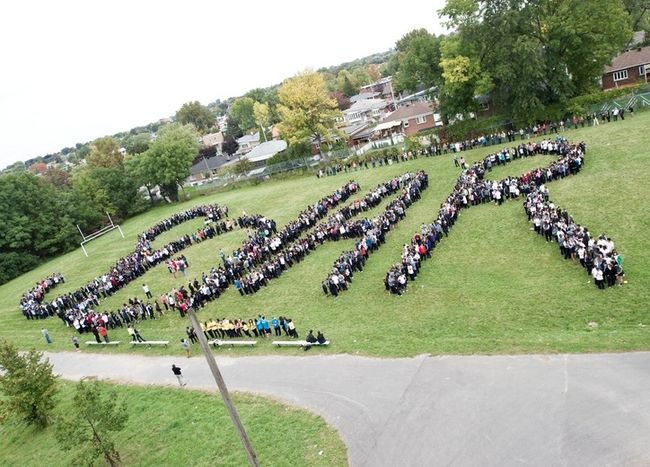 <p>Des centaines d'élèves de l'école Mont-de-La Salle, à Laval, ont quitté leurs cours le jeudi 26 septembre 2013 afin de former le mot SolAR (solidarité Alvarez Rivera) en grandeur nature dans la cour de l'école. Ils contestent ainsi la décision du Ministère de l'immigration de déporter cette famille au Salvador, où ils indiquent être proie à la violence liée au gangs de rue.</p><p>MARTIN ALARIE/L'ÉCHO DE LAVAL/AGENCE QMI