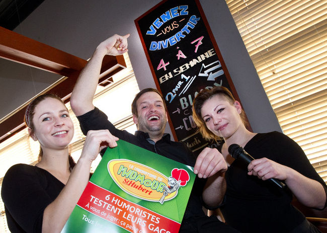 Cynthia Gougon et Annie-Claude Bronssard, employées du Saint-Hubert de St-Martin, entourent Dominic Sanschagrin, responsable du laboratoire de l’humour à Laval.