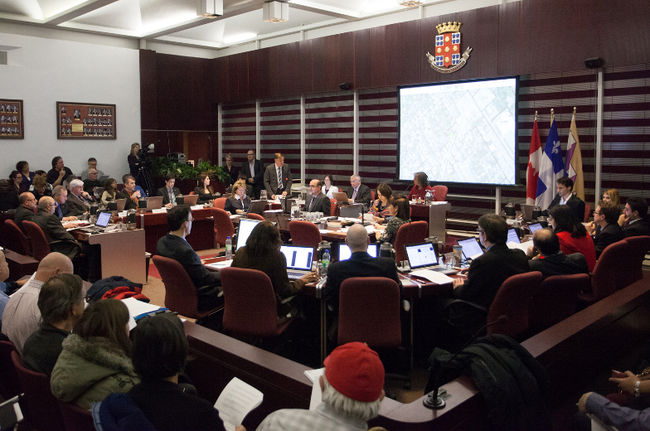Les conseillers municipaux de Laval convient leurs électeurs à des rencontres de quartier sur une base mensuelle.